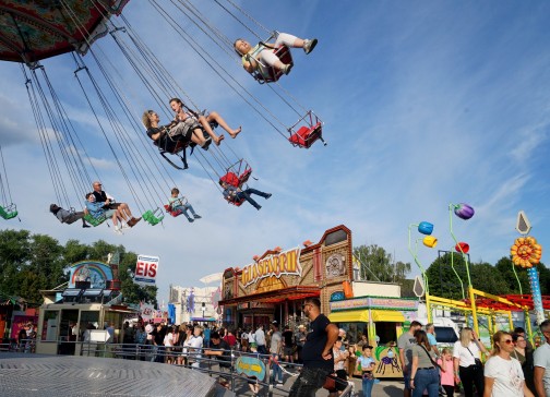 Das große Volksfestauf dem Schießwasen begleitet die Kinderzeche und zieht die Massen an