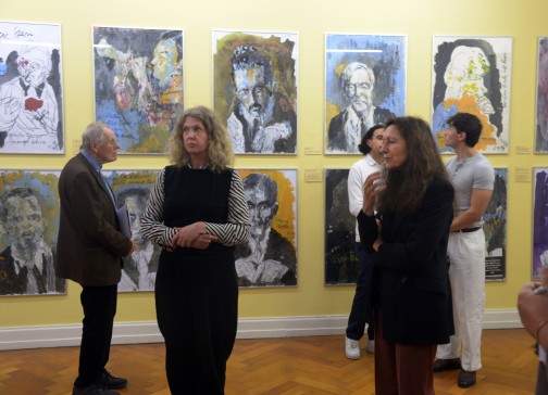 Die Kuratorinnen vor den jüdischen Portraits